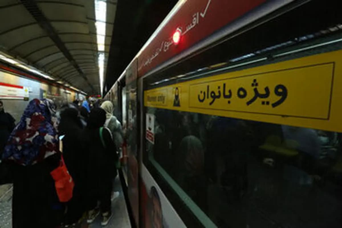 عکس | نصب پرده بین واگن زنان و مردان در مترو تهران